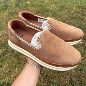 NEW TOMS Suede Platform Slip-On Shoes | Size 9 | Neutral Tan Beige